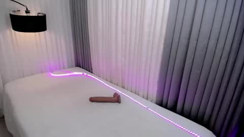 GWEN THOMPSON .......   online show from September 12, 6:08 pm