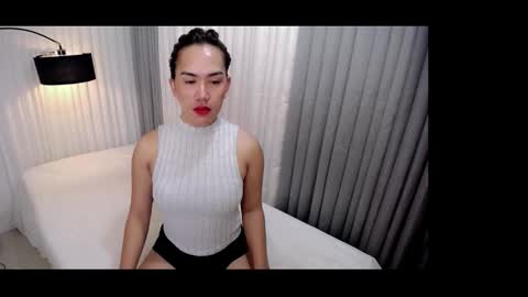 GWEN THOMPSON .......   online show from September 28, 8:25 pm