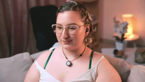 Snapshot of ximenna_cruz_ chatting on June 7, 3:27 pm Xime Independent Artist online show from June 7, 3:27 pm