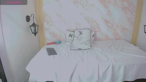 Snapshot of xiomy_fox chatting on April 22, 4:08 pm XiomyFox online show from April 22, 4:08 pm