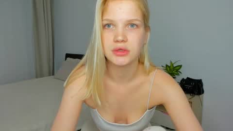 Snapshot of xloe_queen chatting on June 23, 7:39 am Chloe online show from June 23, 7:39 am