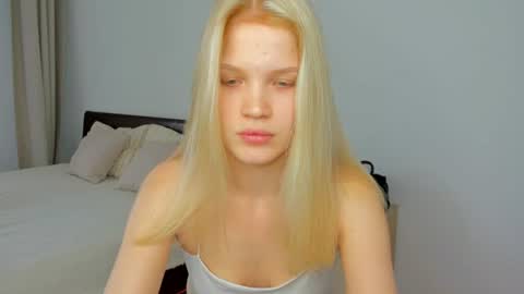 Snapshot of xloe_queen chatting on June 24, 9:41 am Chloe online show from June 24, 9:41 am