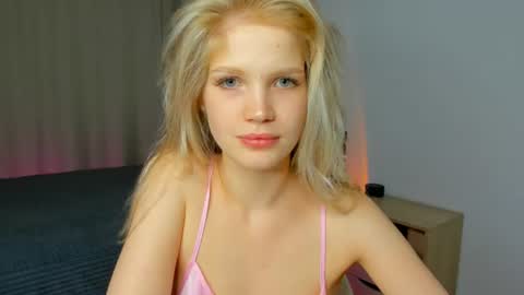 Snapshot of xloe_queen chatting on August 7, 2:08 pm Chloe online show from August 7, 2:08 pm