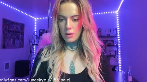 Snapshot of xlunaskye chatting on November 11, 7:52 am online show from November 11, 7:52 am