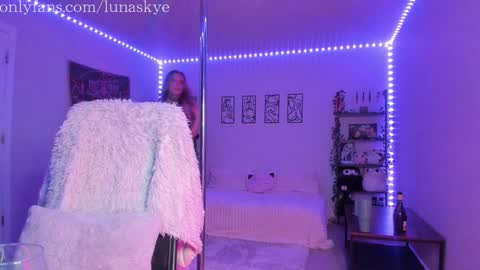 Snapshot of xlunaskye chatting on November 12, 7:53 am online show from November 12, 7:53 am