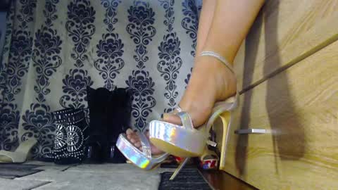Snapshot of xmistressmonroex chatting on May 8, 6:52 am Monroe online show from May 8, 6:52 am