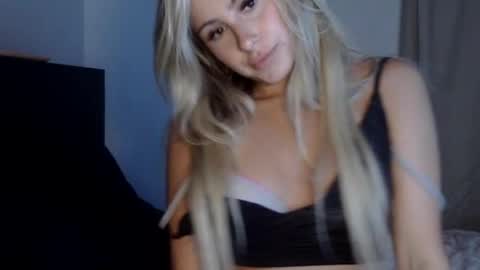 Snapshot of xoxolala32 chatting on July 10, 1:43 am Lacey Loo online show from July 10, 1:43 am