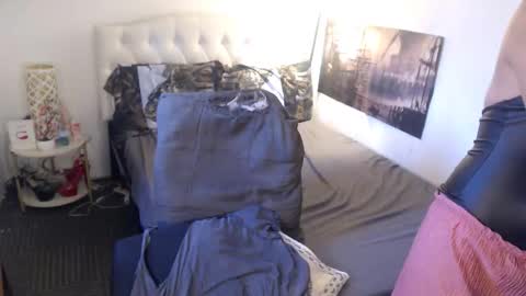 Snapshot of xqueenyasiandomcumx chatting on March 25, 12:49 am address me as QUEEN NINA A Little Bit of ANGELIC FACE with a Wild Demonic Side online show from March 25, 12:49 am