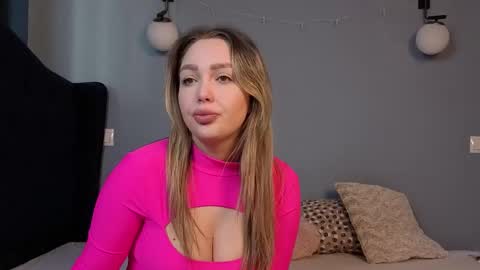 AnnaMaee online show from March 6, 7:05 am