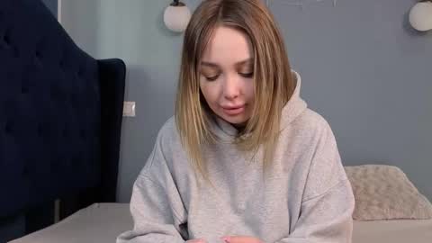 AnnaMaee online show from March 17, 8:28 am