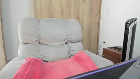 Snapshot of xspecialroomx chatting on May 5, 7:11 pm Hellen Sofia instagram hellen5546 online show from May 5, 7:11 pm
