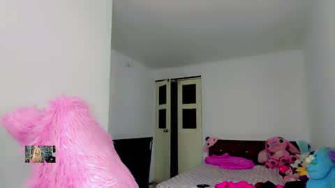 Snapshot of xthesexyboyx chatting on February 6, 7:56 am Femboy Exotic online show from February 6, 7:56 am