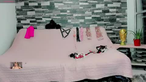 Snapshot of xthesexyboyx chatting on July 7, 6:47 am Femboy Exotic online show from July 7, 6:47 am