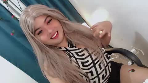 Snapshot of xxhotloyd_cummerx chatting on June 23, 1:47 am Loyd online show from June 23, 1:47 am