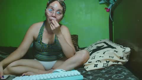 Snapshot of xxsexypinayxx chatting on February 19, 5:05 am xxsexypinayxx online show from February 19, 5:05 am