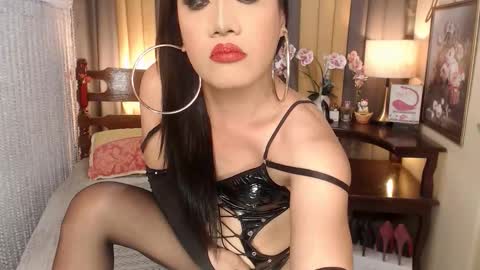 QUEENCY online show from October 9, 4:49 pm