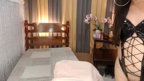 Snapshot of xxxmiss_cathyxxx chatting on December 22, 12:35 pm QUEENCY online show from December 22, 12:35 pm