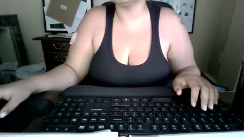 Snapshot of xxxmooui chatting on May 19, 10:49 pm Elle online show from May 19, 10:49 pm