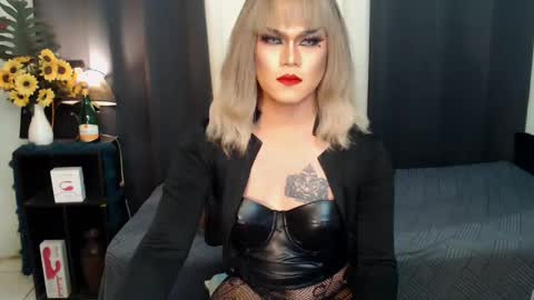 Snapshot of xyournightmarequeenx chatting on December 17, 10:43 pm QueenMarina online show from December 17, 10:43 pm