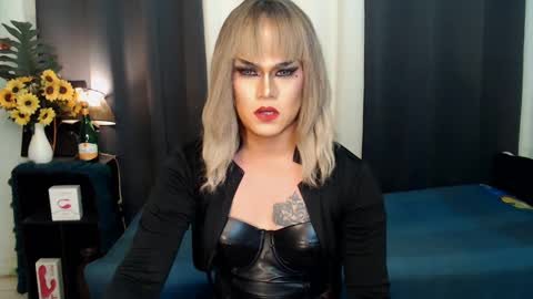 Snapshot of xyournightmarequeenx chatting on December 30, 1:04 am QueenMarina online show from December 30, 1:04 am