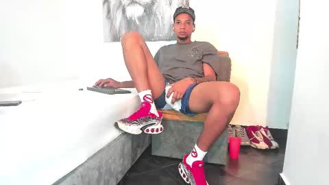 Snapshot of y0ung_master_ chatting on November 25, 2:44 am Sr. Y0ung Master online show from November 25, 2:44 am