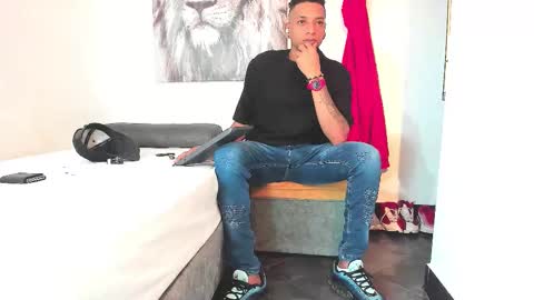 Snapshot of y0ung_master_ chatting on November 28, 1:52 am Sr. Y0ung Master online show from November 28, 1:52 am