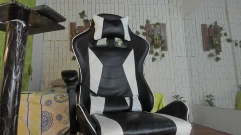 Snapshot of yacksson_lawrence chatting on December 13, 6:42 am yacksson_lawrence online show from December 13, 6:42 am