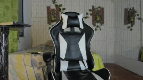 yacksson_lawrence online show from December 21, 11:02 pm