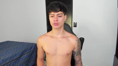 yanpaul83 online show from November 15, 8:38 pm