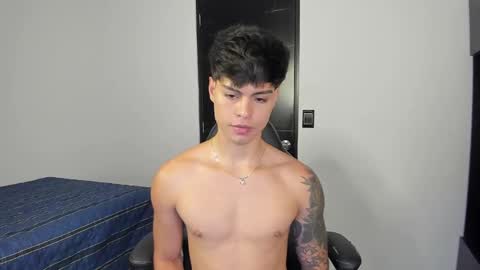 yanpaul83 online show from November 20, 8:52 pm