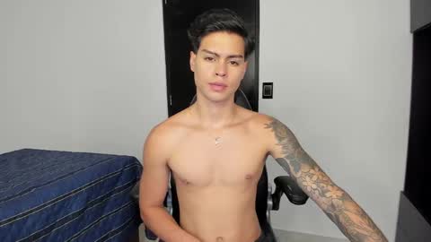 yanpaul83 online show from November 22, 8:19 pm