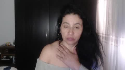 Snapshot of yasmin_love85 chatting on December 11, 3:05 pm yasmin_love85 online show from December 11, 3:05 pm
