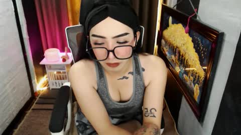 Snapshot of yassiered chatting on October 25, 8:55 am yassiered online show from October 25, 8:55 am