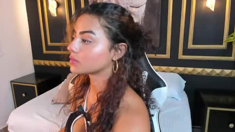 Snapshot of yaya23x chatting on February 10, 10:19 pm yaya23x online show from February 10, 10:19 pm