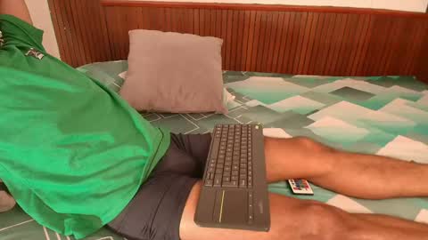 Snapshot of yayi_and_derek chatting on June 8, 11:32 am yayi_and_derek online show from June 8, 11:32 am