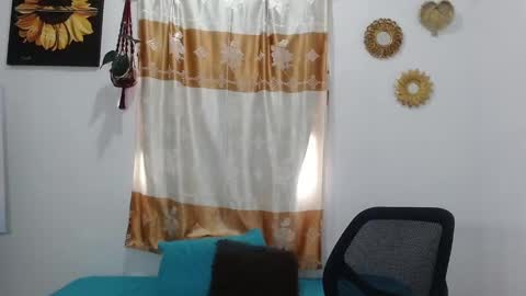 Snapshot of yemaya_28 chatting on February 9, 1:25 pm Yemaya 28 online show from February 9, 1:25 pm