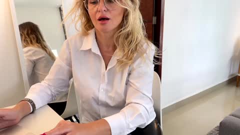 Snapshot of yes_mommy_zlata chatting on December 4, 8:29 pm Zlata online show from December 4, 8:29 pm