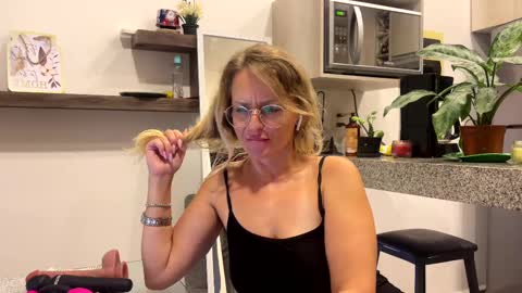 Snapshot of yes_mommy_zlata chatting on February 11, 1:41 am Zlata online show from February 11, 1:41 am