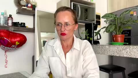 Snapshot of yes_mommy_zlata chatting on February 24, 8:36 pm Zlata online show from February 24, 8:36 pm