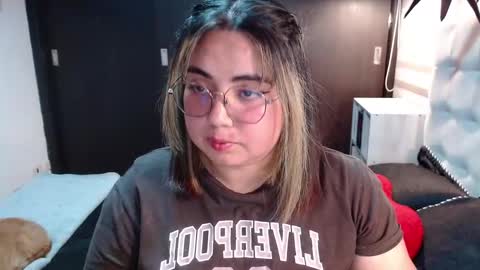 hii i am yini online show from March 9, 1:09 am