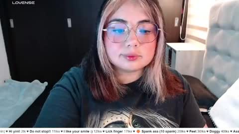 Snapshot of yini_angel07 chatting on April 17, 2:47 am hii i am yini online show from April 17, 2:47 am