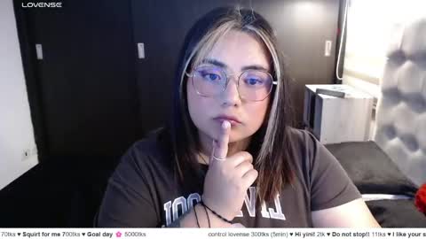 Snapshot of yini_angel07 chatting on May 7, 1:11 am hii i am yini online show from May 7, 1:11 am