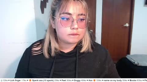 Snapshot of yini_angel07 chatting on May 23, 3:01 am hii i am yini online show from May 23, 3:01 am