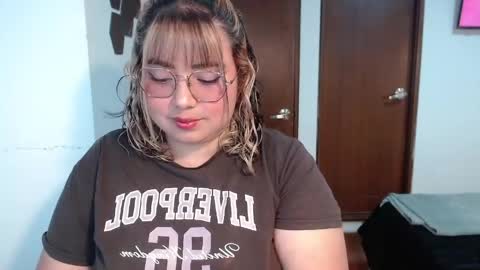 Snapshot of yini_angel07 chatting on May 25, 11:11 pm hii i am yini online show from May 25, 11:11 pm