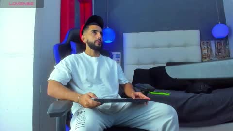 Yiyo online show from December 15, 3:55 am