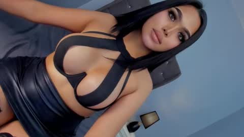 ylonagrae online show from February 3, 9:19 am