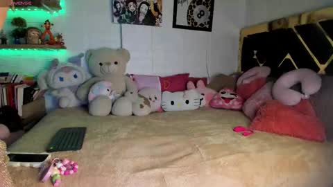 Snapshot of yluismag chatting on November 1, 3:30 am lucy online show from November 1, 3:30 am