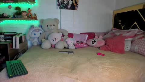 Snapshot of yluismag chatting on November 9, 6:33 am lucy online show from November 9, 6:33 am