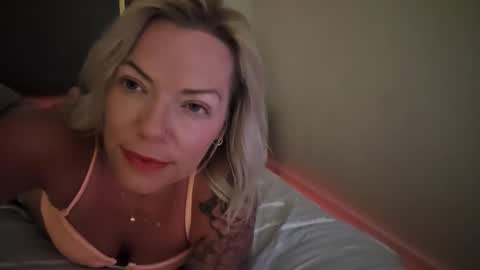 Snapshot of yogimilflover chatting on April 25, 2:47 am Yogiblondebangme online show from April 25, 2:47 am