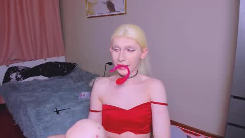 Mikaella - Mika online show from December 22, 7:00 pm